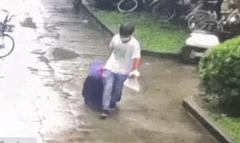 Gã đàn ông giết cô gái rồi nhét vào vali, cảnh khệ nệ kéo thi thể và tiết lộ về nơi ở của sát nhân gây ám ảnh tột độ Gã đàn ông giết cô gái rồi nhét vào vali, cảnh khệ nệ kéo thi thể và tiết lộ về nơi ở của sát nhân gây ám ảnh tột độ