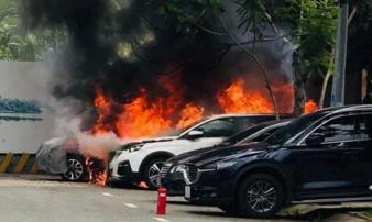 TP HCM: Nghi vợ có 'quan hệ' với sếp, chồng lên cơn ghen, mua xăng đốt 2 ô tô TP HCM: Nghi vợ có 'quan hệ' với sếp, chồng lên cơn ghen, mua xăng đốt 2 ô tô