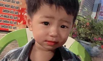 Dòng chia sẻ của mẹ bé trai 2 tuổi mất tích ở Bình Dương khiến nhiều người xót xa: “Ba ngày ba đêm rồi, con nhớ ba mẹ lắm rồi...” Dòng chia sẻ của mẹ bé trai 2 tuổi mất tích ở Bình Dương khiến nhiều người xót xa: “Ba ngày ba đêm rồi, con nhớ ba mẹ lắm rồi...”