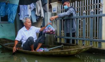 Hà Nội: Hàng trăm hộ bị ngập sâu nhiều ngày, người dân dùng thuyền để đi lại Hà Nội: Hàng trăm hộ bị ngập sâu nhiều ngày, người dân dùng thuyền để đi lại