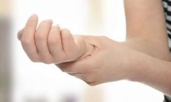 Thường xuyên tê mỏi tay, hãy cảnh giác vì có thể là dấu hiệu sớm của 5 căn bệnh Thường xuyên tê mỏi tay, hãy cảnh giác vì có thể là dấu hiệu sớm của 5 căn bệnh