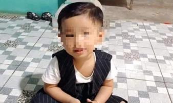Tìm thấy thi thể bé trai 2 tuổi mất tích ở Bình Dương: 'Ba từng lội xuống suối tìm nhưng không thấy con' Tìm thấy thi thể bé trai 2 tuổi mất tích ở Bình Dương: 'Ba từng lội xuống suối tìm nhưng không thấy con'