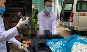 Nam thanh niên được đưa đi cấp cứu trong tình trạng dao vẫn dính trên đầu Nam thanh niên được đưa đi cấp cứu trong tình trạng dao vẫn dính trên đầu