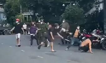 TP.HCM: Hai nhóm người “hỗn chiến” như phim giữa đường phố ngay trước mặt công an TP.HCM: Hai nhóm người “hỗn chiến” như phim giữa đường phố ngay trước mặt công an