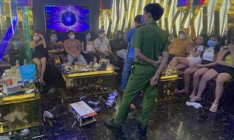 Đột kích quán karaoke, phát hiện 19 nam thanh nữ tú đang phê ma tuý Đột kích quán karaoke, phát hiện 19 nam thanh nữ tú đang phê ma tuý