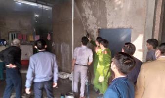 Cả làng hô hào người đến cứu hỏa vì 2 cháu nhỏ dùng máy lửa nghịch đốt luôn nhà chứa rơm Cả làng hô hào người đến cứu hỏa vì 2 cháu nhỏ dùng máy lửa nghịch đốt luôn nhà chứa rơm