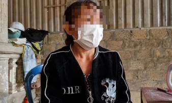 Mẹ của nữ sinh bị cắt áo ngực, làm nhục: '2 vợ chồng chủ shop bị bắt tôi cũng đau lòng' Mẹ của nữ sinh bị cắt áo ngực, làm nhục: '2 vợ chồng chủ shop bị bắt tôi cũng đau lòng'
