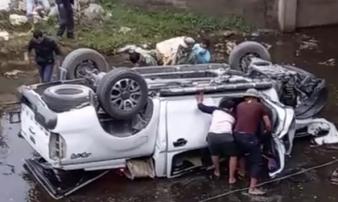 Nóng: Xe bán tải mất lái lao xuống mương nước sâu khiến 4 người nguy kịch Nóng: Xe bán tải mất lái lao xuống mương nước sâu khiến 4 người nguy kịch
