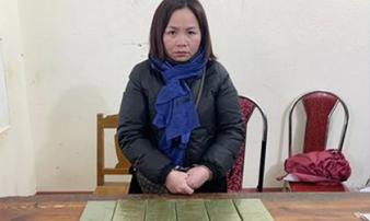 Cảnh sát kiểm tra chiếc xe ô tô nghi vấn, phát hiện nữ giáo viên phạm tội 'chết người' Cảnh sát kiểm tra chiếc xe ô tô nghi vấn, phát hiện nữ giáo viên phạm tội 'chết người'