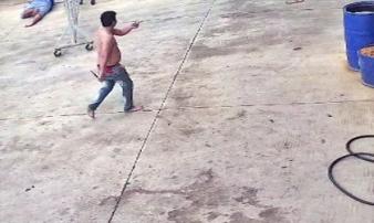Đang đổ xăng cho khách, nhân viên cây xăng bị đâm gục tại chỗ Đang đổ xăng cho khách, nhân viên cây xăng bị đâm gục tại chỗ