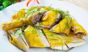 Luộc gà đừng chỉ bỏ nước lạnh và hành: Làm theo công thức chuẩn vị đầu bếp 5 sao, da giòn vàng ruộm Luộc gà đừng chỉ bỏ nước lạnh và hành: Làm theo công thức chuẩn vị đầu bếp 5 sao, da giòn vàng ruộm