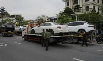 Khám xét, niêm phong 4 xe sang ở biệt thự của cựu Chủ tịch TP Hạ Long vừa bị bắt Khám xét, niêm phong 4 xe sang ở biệt thự của cựu Chủ tịch TP Hạ Long vừa bị bắt