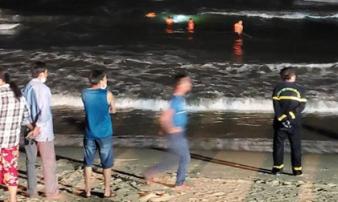 Đi tắm biển cùng bạn, 1 học sinh bị sóng cuốn trôi mất tích Đi tắm biển cùng bạn, 1 học sinh bị sóng cuốn trôi mất tích