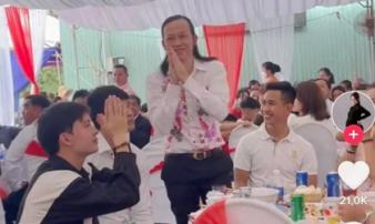 Hoài Linh xuất hiện tại đám cưới, phản ứng của khách mời xung quanh gây chú ý Hoài Linh xuất hiện tại đám cưới, phản ứng của khách mời xung quanh gây chú ý