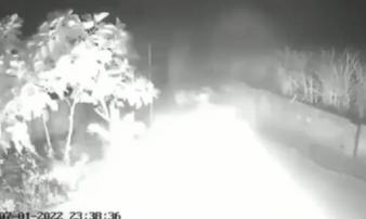 Nhân tình xa lánh vì thấy có lỗi với gia đình, người phụ nữ mang 80 lít xăng ra tự thiêu Nhân tình xa lánh vì thấy có lỗi với gia đình, người phụ nữ mang 80 lít xăng ra tự thiêu