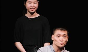 Chuyện tình như cổ tích của chàng trai bại não và cô gái khiếm thị Chuyện tình như cổ tích của chàng trai bại não và cô gái khiếm thị