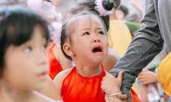 Nguyên nhân khiến cho trẻ bám víu cha mẹ và giải pháp khắc phục Nguyên nhân khiến cho trẻ bám víu cha mẹ và giải pháp khắc phục