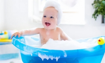 4 sai lầm cần tránh khi tắm cho trẻ sơ sinh, nhất là điều thứ hai mẹ bỉm sữa nào cũng mắc phải