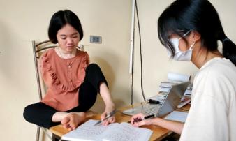 Nghị lực của cô gái 'chim cánh cụt' trở thành cô giáo dạy tiếng Anh miễn phí cho học sinh nghèo Nghị lực của cô gái 'chim cánh cụt' trở thành cô giáo dạy tiếng Anh miễn phí cho học sinh nghèo