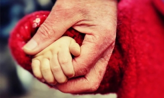 Dù yêu thương con cái đến đâu, cha mẹ hãy ''khoanh tay đứng nhìn'' chớ nên giúp 4 việc này