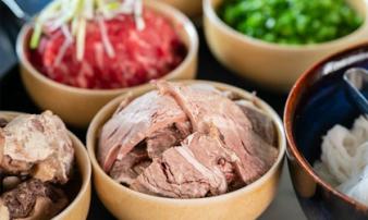 Tô phở đắt nhất Việt Nam giá gần 4 triệu đồng/bát có gì bên trong? Tô phở đắt nhất Việt Nam giá gần 4 triệu đồng/bát có gì bên trong?