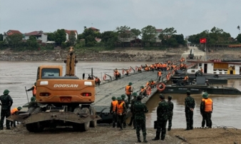 Tạm cắt cầu phao Phong Châu