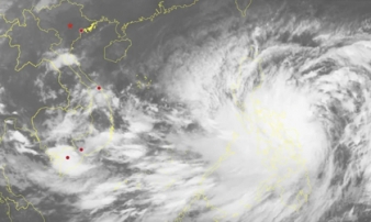 Bão Trà Mi đang hướng vào biển Đông có sức tàn phá thế nào? Đường đi ra sao?
