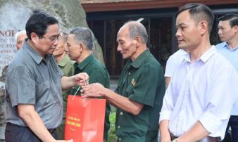 Tặng quà Đại hội XIV, Tết Bính Ngọ 2026 cho người có công và đối tượng yếu thế 