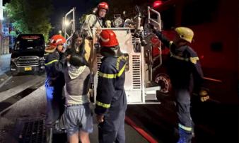 Cứu 5 người mắc kẹt trong vụ cháy nhà lúc rạng sáng