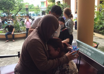 Mẹ tài xế Mercedes gào khóc, nói sẽ kháng cáo phần dân sự