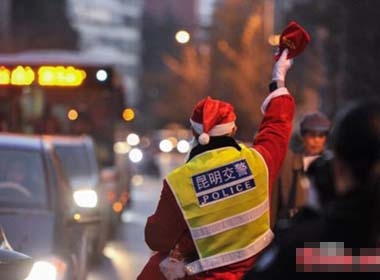 TQ: Cảnh sát giao thông 'hóa' ông già Noel phát quà thay vé phạt