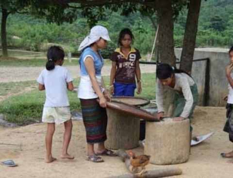 Đi sim, nhiều cô gái Pa Kô - Vân Kiều ở xã Hướng Lập lấy chồng và sinh con khi chưa qua tuổi 16