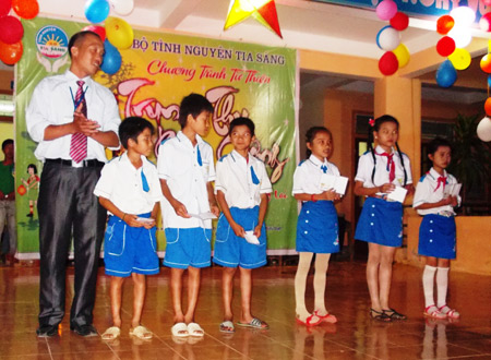 Phát quà Trung thu cho các em nhỏ