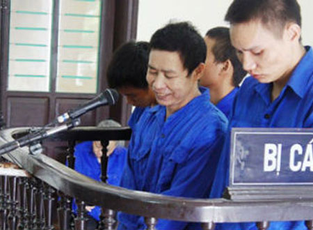 Bị cáo Long cười nhạt trước vành móng ngựa