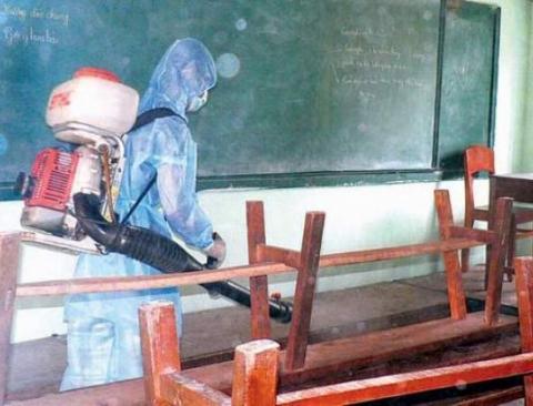 Khử khuẩn môi trường tránh lây lan bệnh TCM.