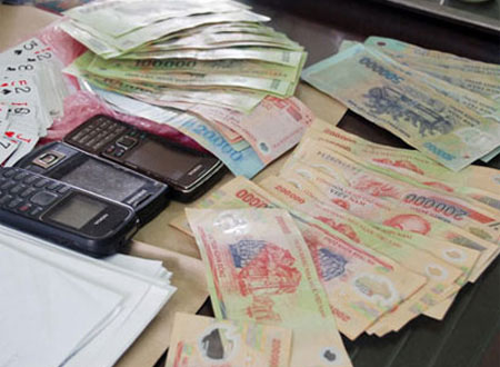 Bắt quả tang con trai đại gia Diệu Hiền đánh bạc. (Ảnh minh họa).