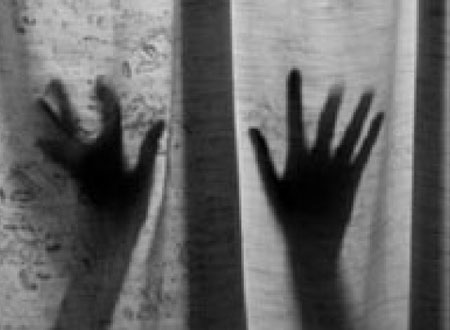 Cuồng loạn cưỡng hiếp 2 thiếu nữ rồi tự vẫn. 