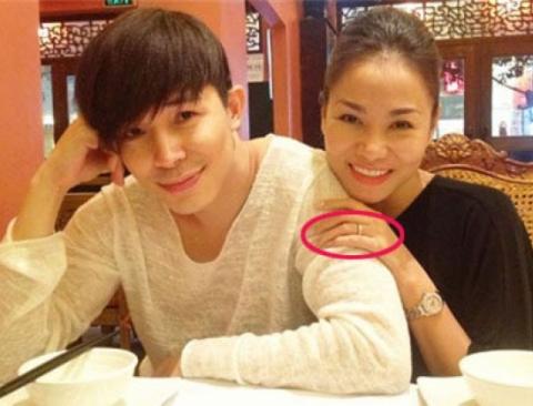 Thu Minh và chiếc nhẫn mới được cho là nhẫn đính hôn bạc tỷ .