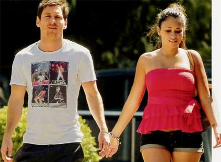 Messi đưa bà bầu Antonella đi dạo hồi cuối tháng 8. Ảnh: Hashonomy