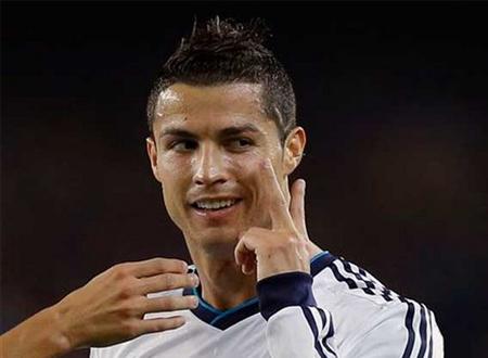 Ronaldo và mái tóc mới ra mắt ở trận Siêu Kinh điển