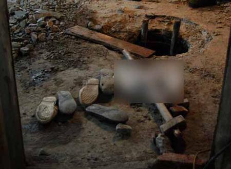 Nạn nhân cùng một số người khác dùng nhiều vật dụng để mở nắp bể