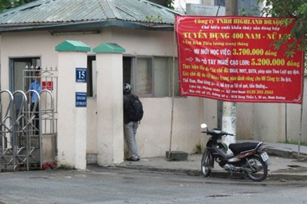 Mặc dù treo biển tuyển dụng 400 lao động nam, nữ, nhưng công ty này vẫn không nhận lao động các tỉnh Nghệ An - Thanh Hóa - Hà Tĩnh - Quảng Bình