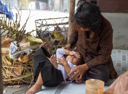 Hai bà cháu trên vỉa hè