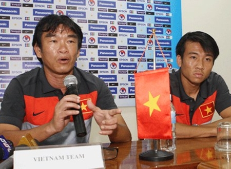HLV Phan Thanh Hùng và đội trưởng Minh Đức tại buổi họp báo trước trận đấu với Indonesia. Ảnh: Đức Cường