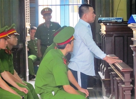 Không thể đứng vững trên đôi chân của mình, Nguyễn Hữu Mạnh Tường phải bám tay vào vành móng ngựa để trả lời phần thẩm tra lý lịch