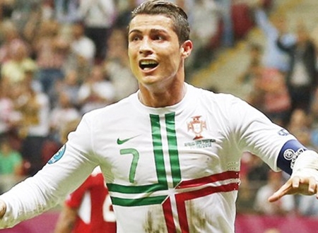 Ronaldo chỉ cần 9 năm để cán mốc 100 trận cho BĐN