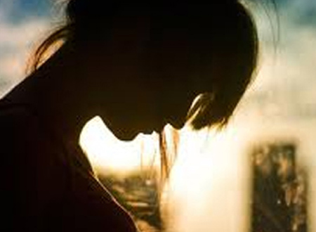 Sau khi đặt bút ký vào tờ giấy đó, Sen trở thành một món hàng trong tay người mua. (Ảnh minh họa).