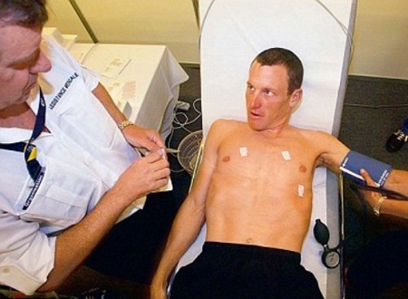 Armstrong trong 1 lần kiểm tra doping