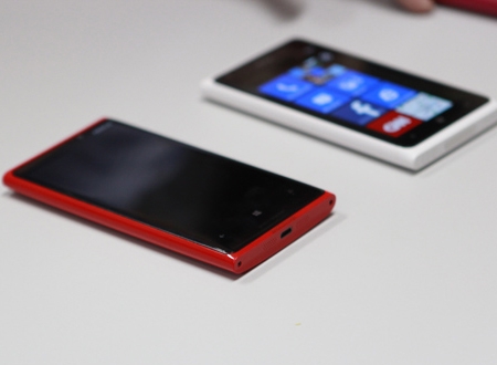 Lumia 920 với màn hình rộng hơn so với Lumia 900