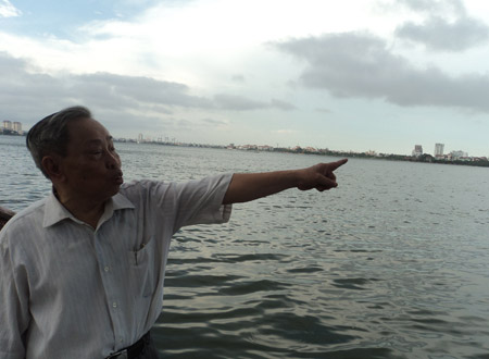 Ông Vũ Hồ Luân chỉ vị trí nghĩa địa Đồng Táo nghi có mộ bà Hồ Xuân Hương